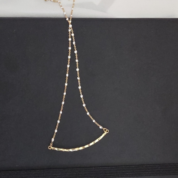 Elegant Gold Chain Necklace with subtle white beads - Picture 6 of 7